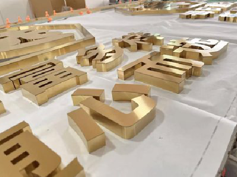 五峰拉丝不锈钢字的特点。